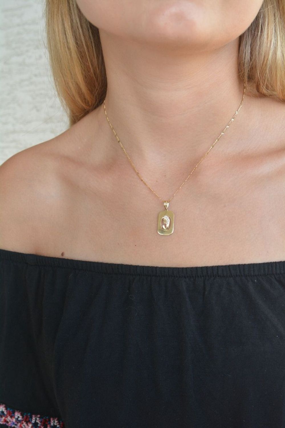 Złoty medalik prostokątny 375 z Matką Boską ZA 6742 375. Złoty medalik z Matką Boską. Medalik święty idealny na prezent. Złoty medalik na różne okazje. Pomysł na prezent..jpg